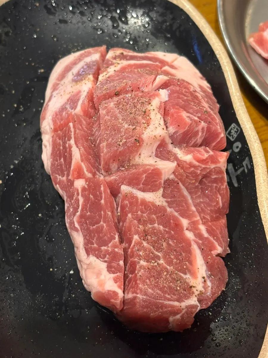 눈꽃갈비와 망고목살 한 상
