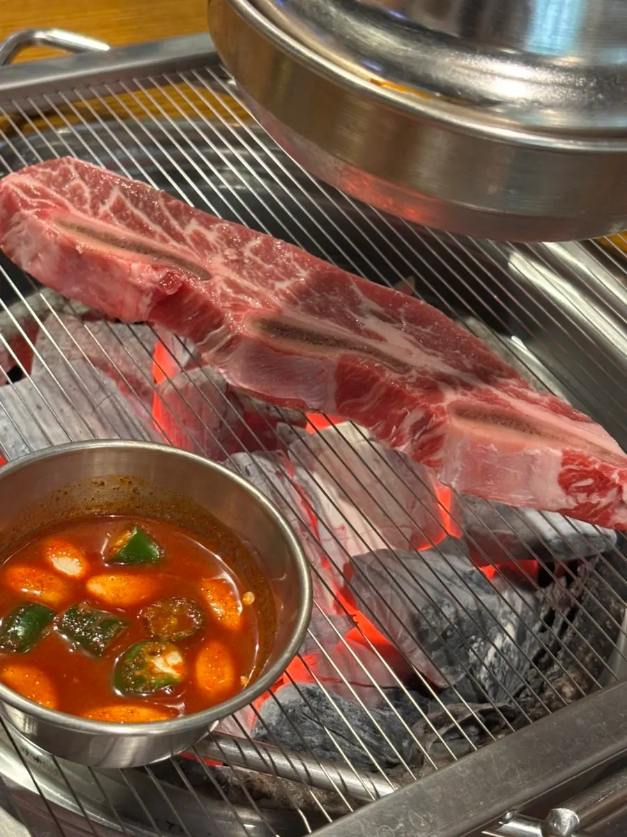 겉이 노릇하게 익은 망고목살