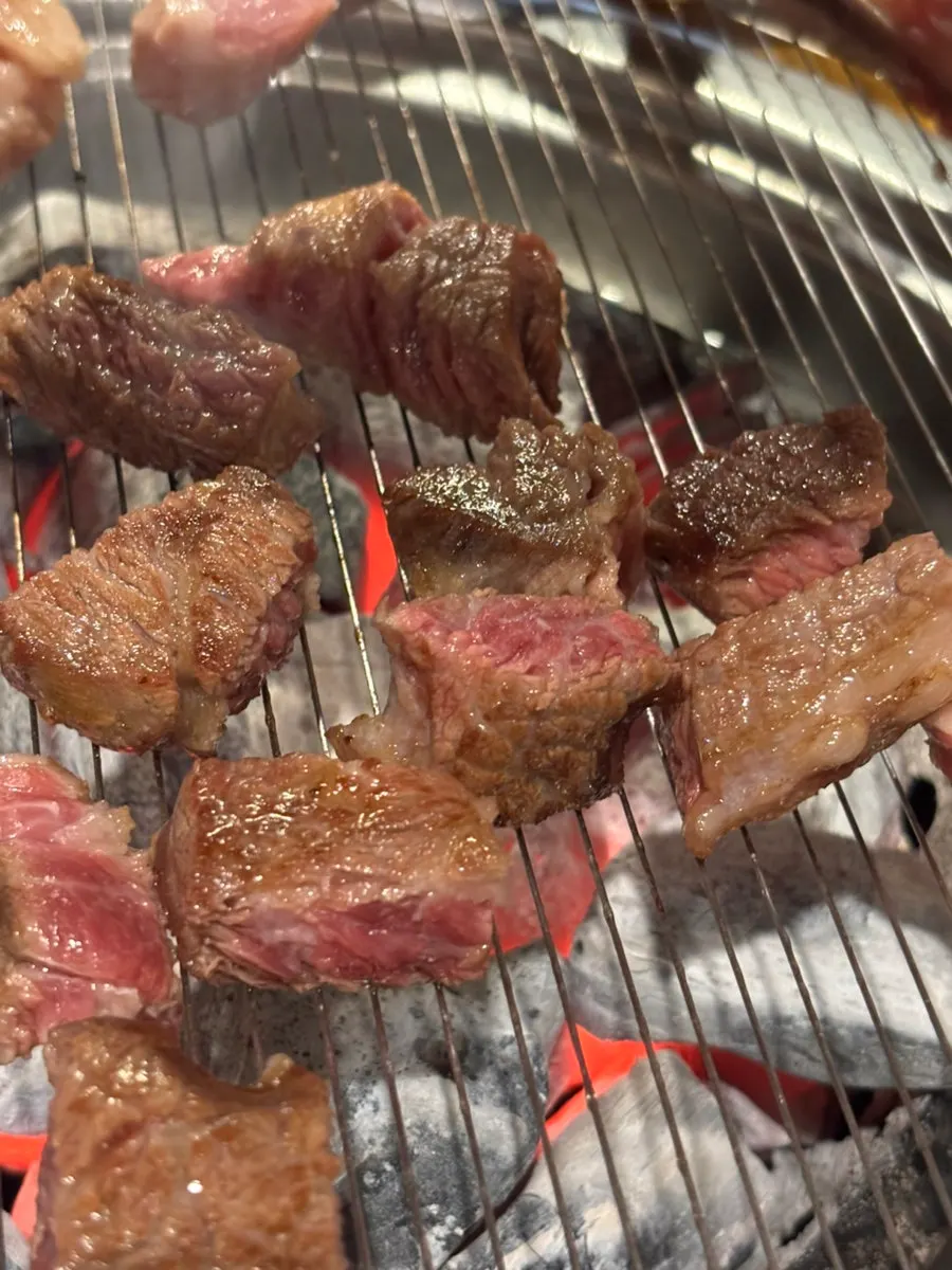 멜젓에 찍은 구운 고기 한 점