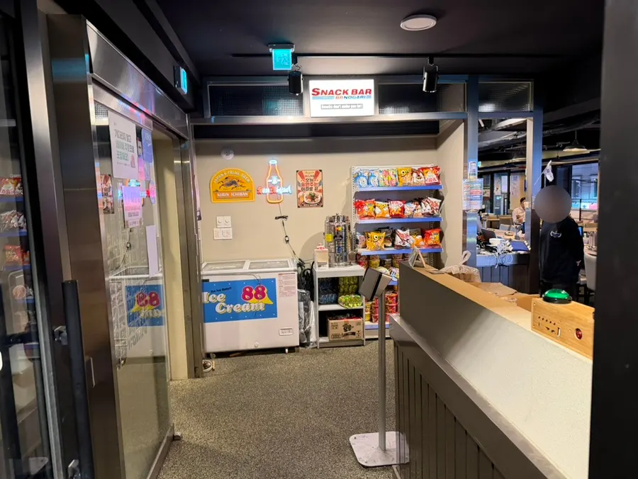 View of the 88 Nogari snack bar visible from the entrance