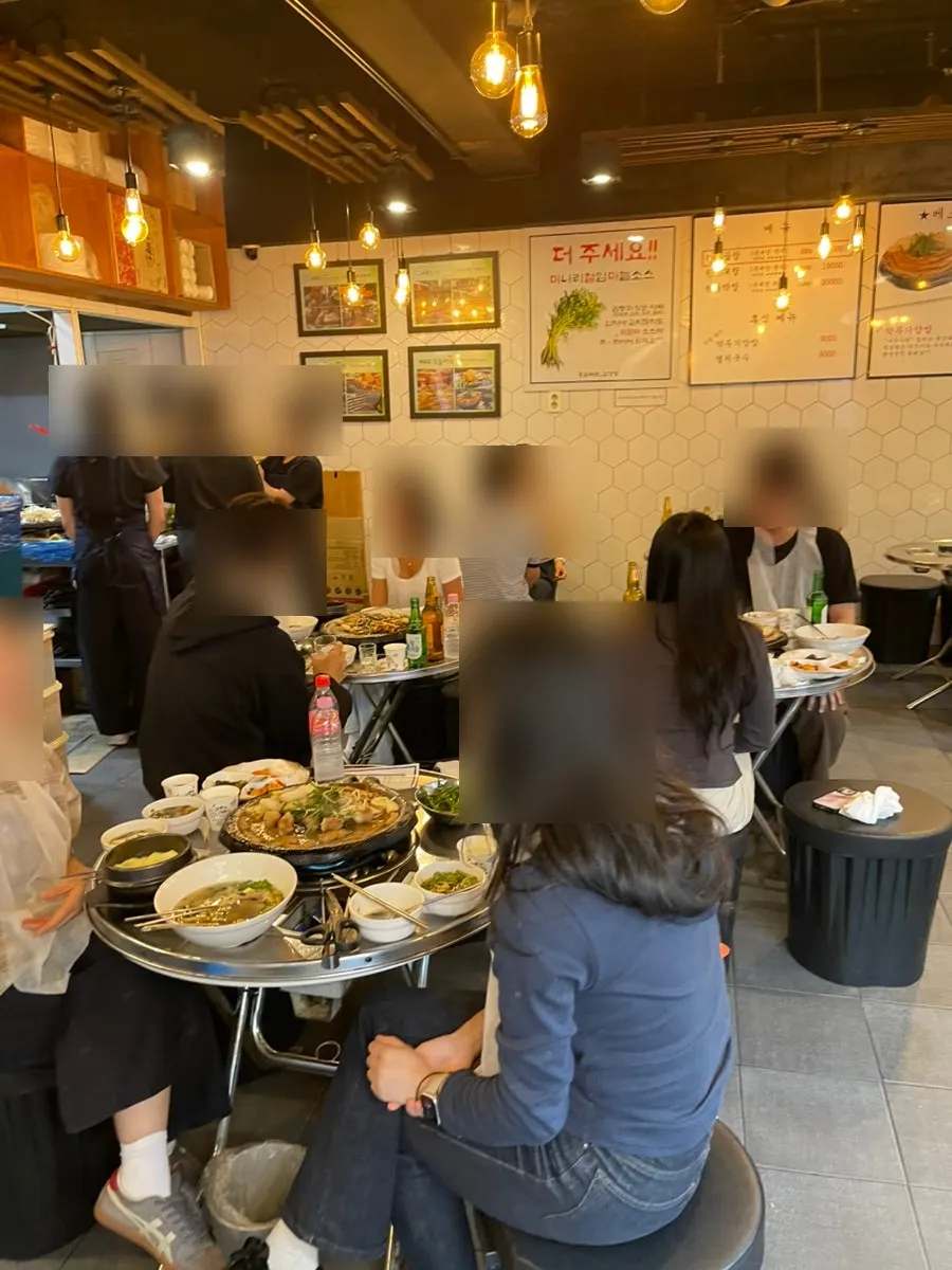 야장 분위기가 나는 곱창집 테이블