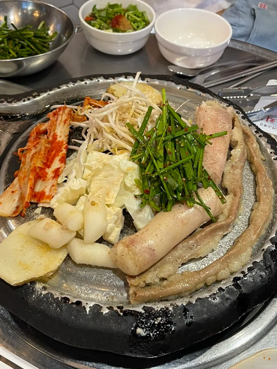 불판 위에서 구워지는 소곱창구이