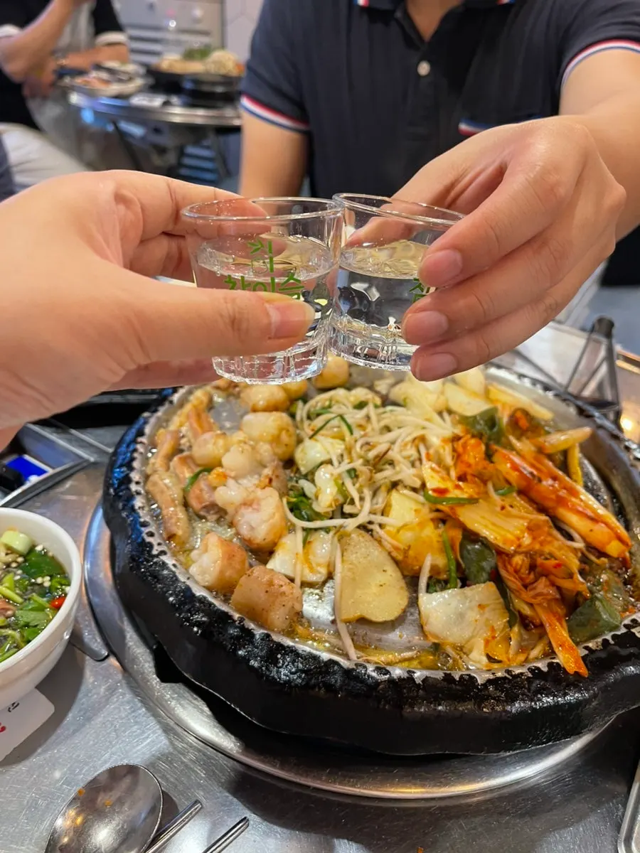 곱창 불판 옆에 놓인 소주잔