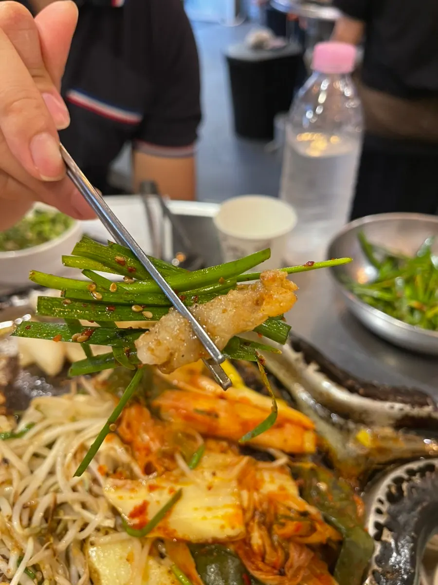 노릇하게 익은 곱창과 야채, 쌀떡