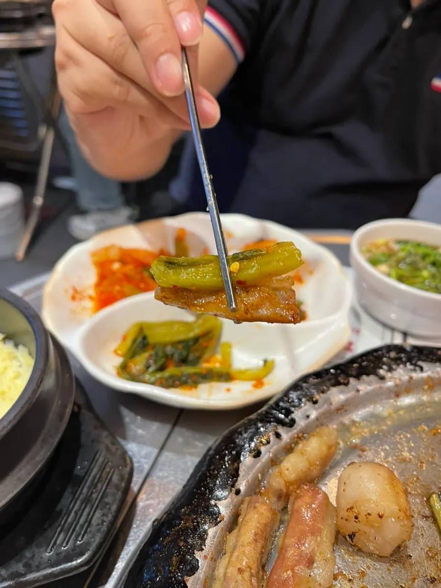 갓김치와 함께 먹는 소곱창