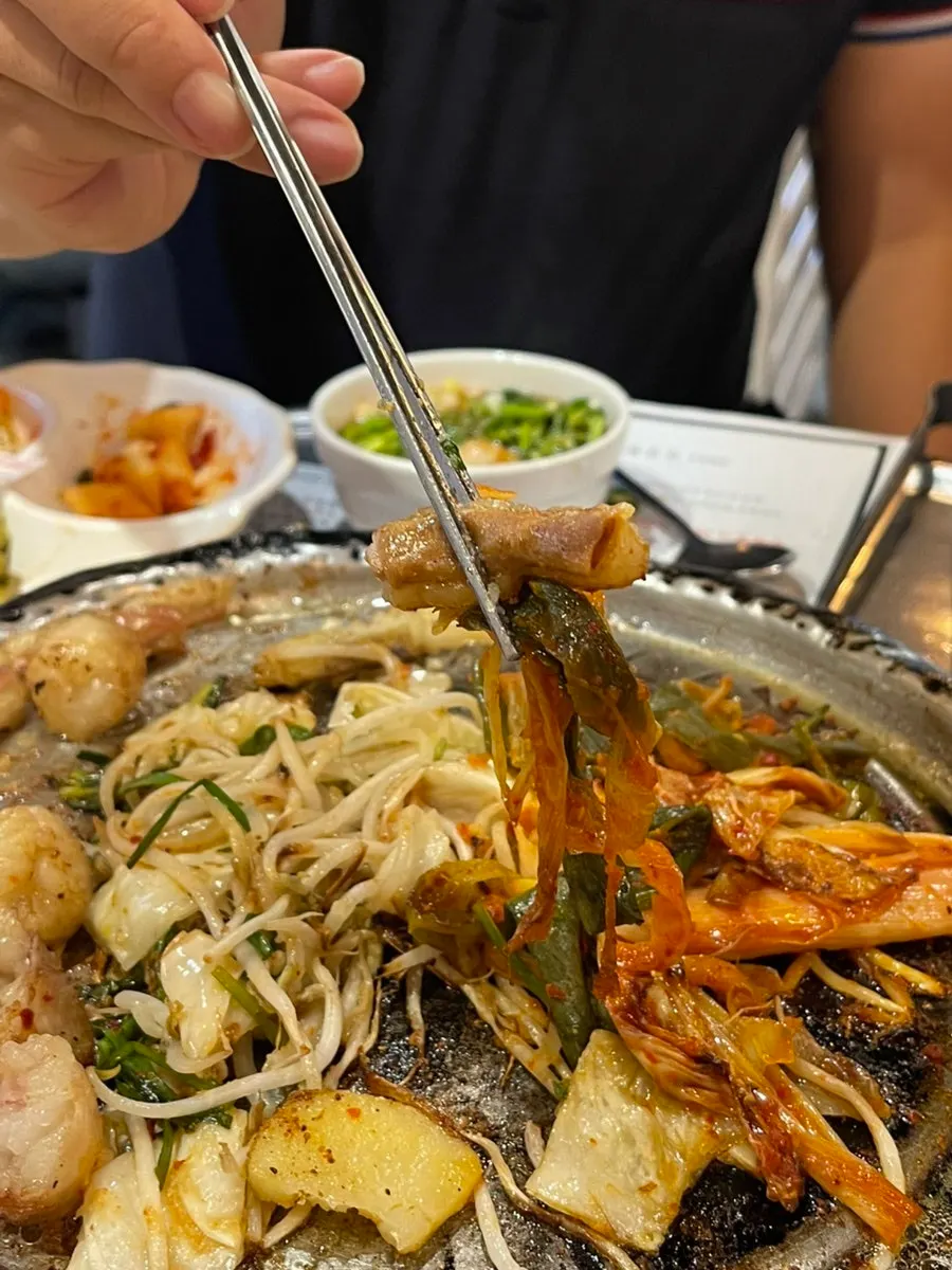 총각김치와 나란히 놓인 통통한 대창