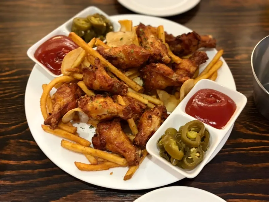 홉쏘 테이블 위 생맥주와 기본 안주