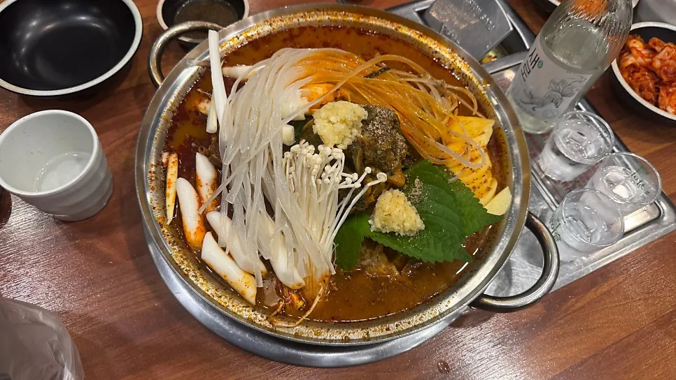 Boseung Hoegwan's gamjatang and soju, featured image, Jamsil Bangi-dong