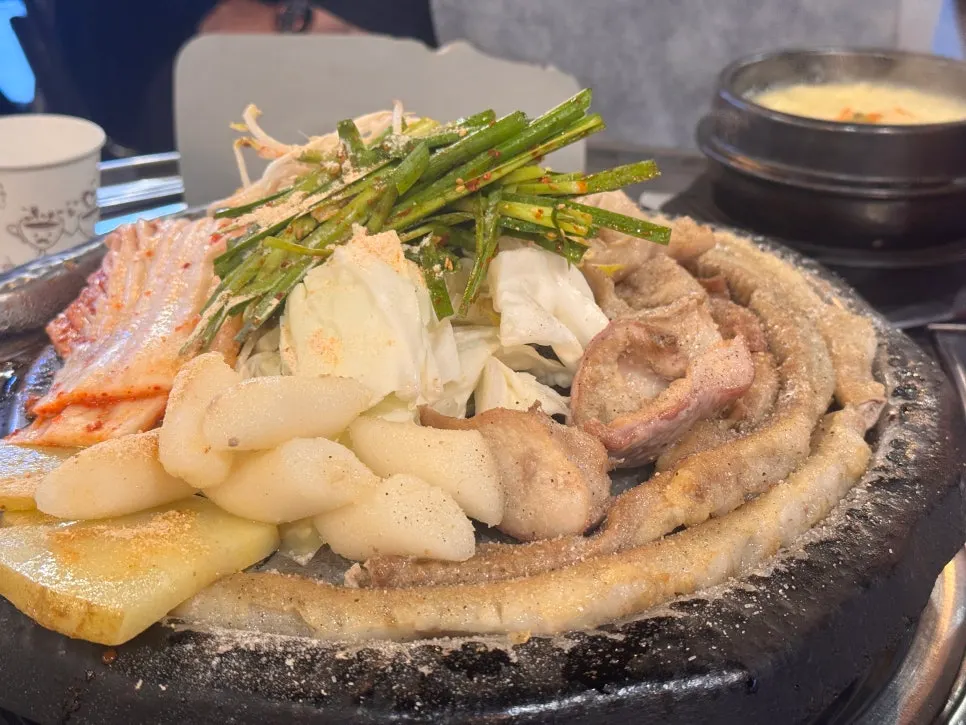 초벌해 나온 한우곱창과 막창 철판