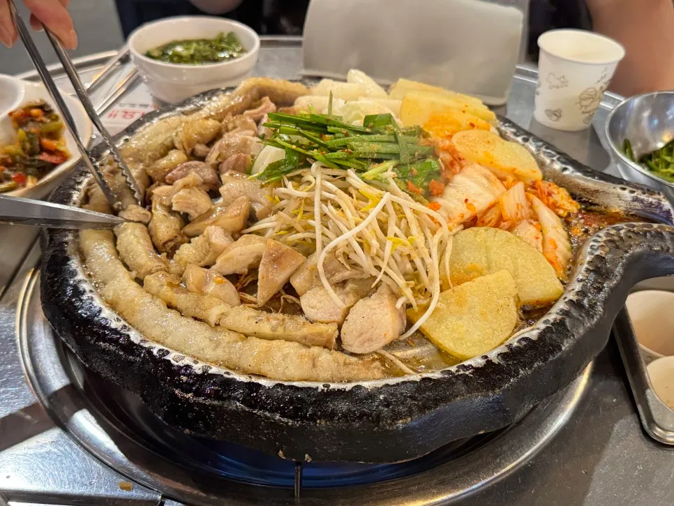 무쇠 돌판 가장자리에 둘러진 곱창과 막창