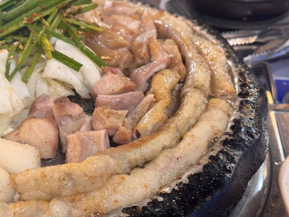 직원이 타이머 맞춰 뒤집어 굽는 곱창