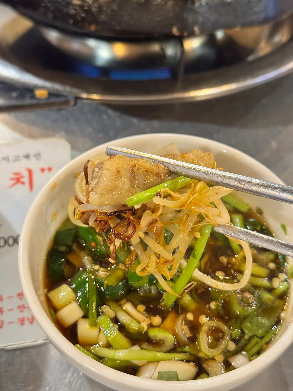 겉은 바삭하게 구워진 한우곱창 한 점