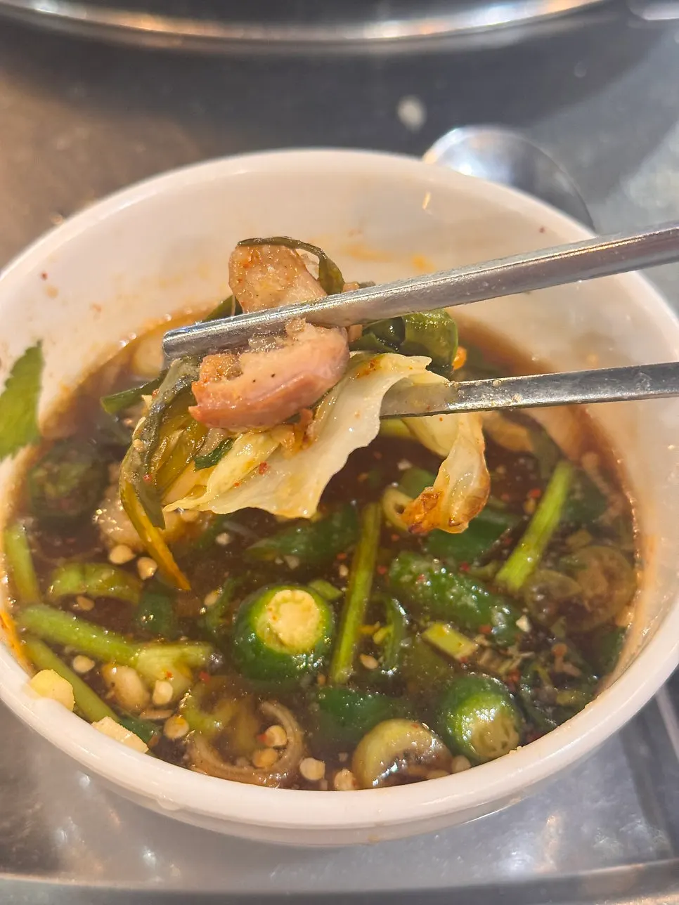 소스에 찍어 먹는 막창 한 점