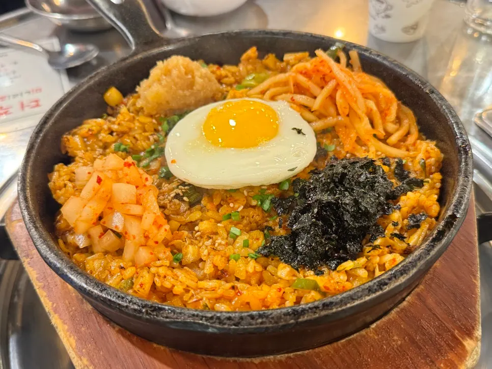 무쇠 팬에 나온 깍두기양밥
