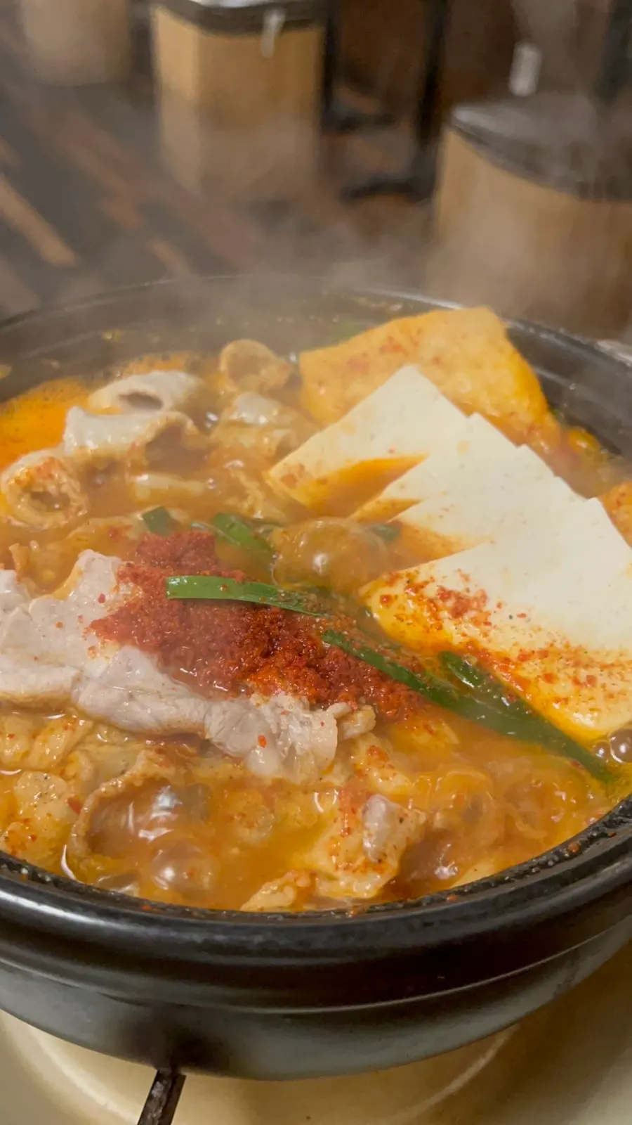 끓고 있는 곱창전골 클로즈업