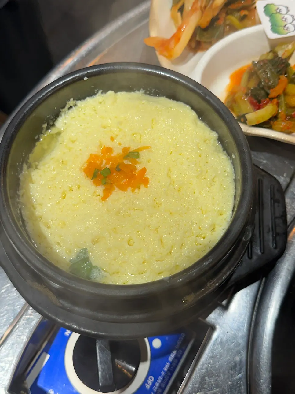 직접 담근 김치 3종과 부추, 간장마늘소스 밑반찬 상