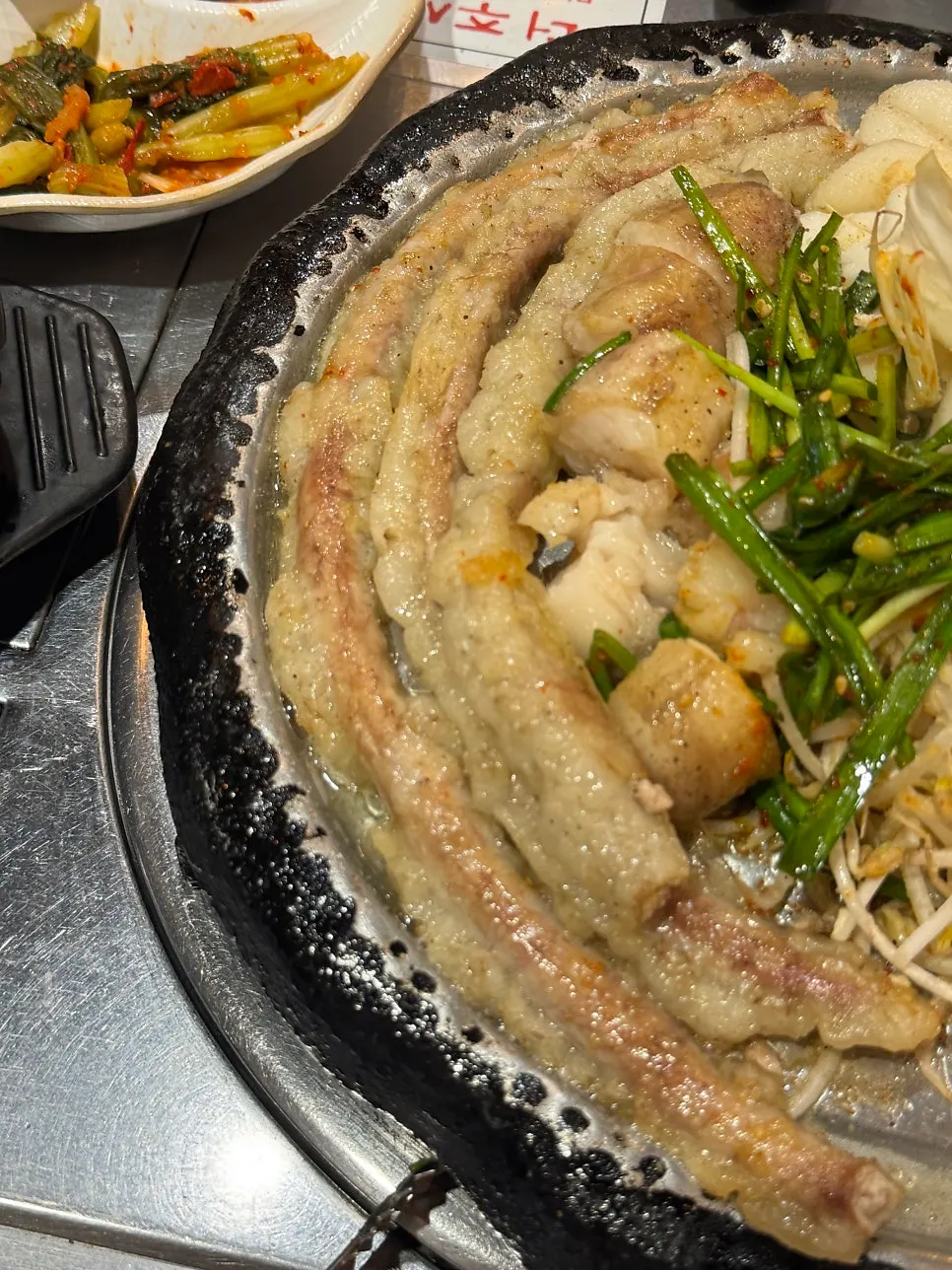 감자 숙주 떡과 함께 구워지는 곱창