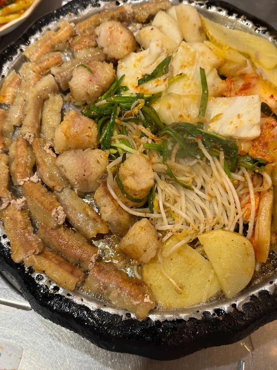 곱이 가득 찬 한우곱창 구이