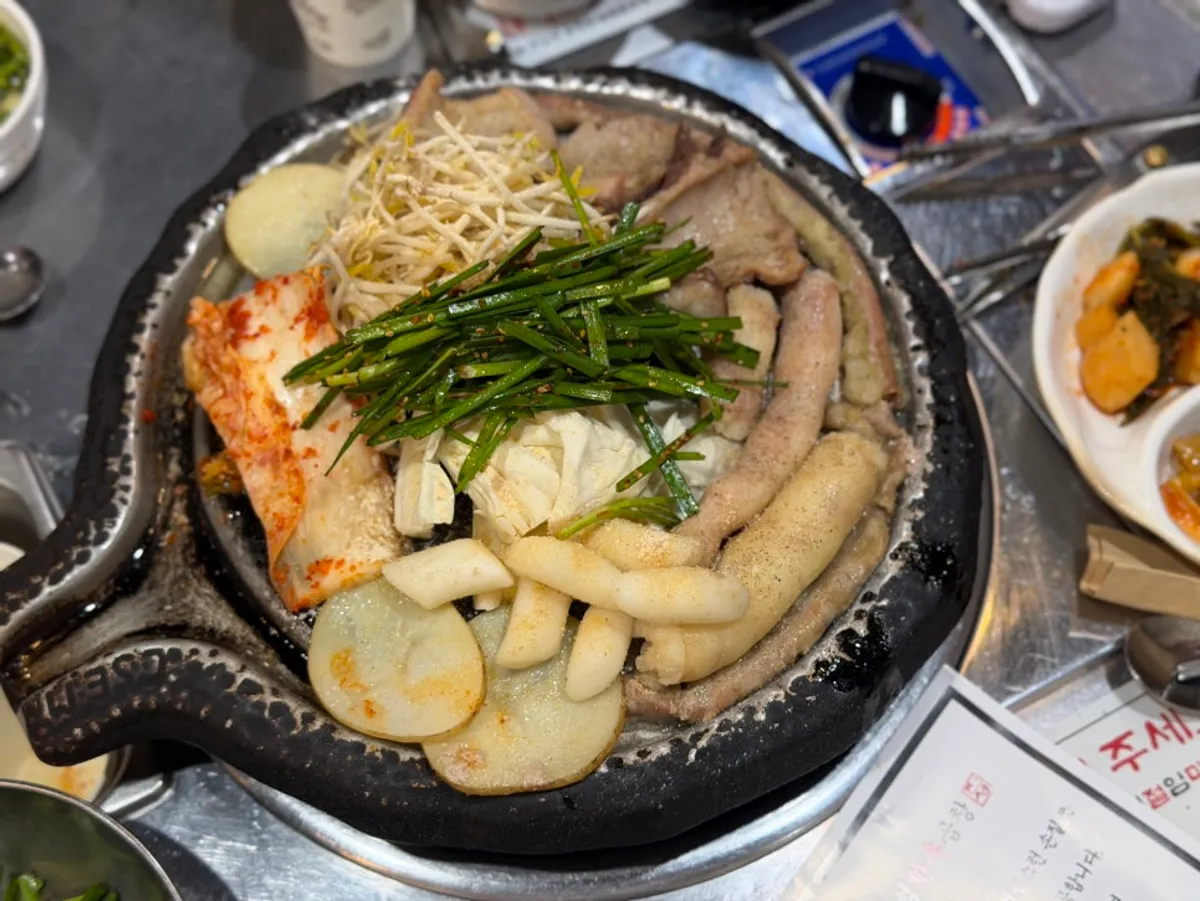 진성한우곱창 방이직영점 철판에 구워지는 곱창