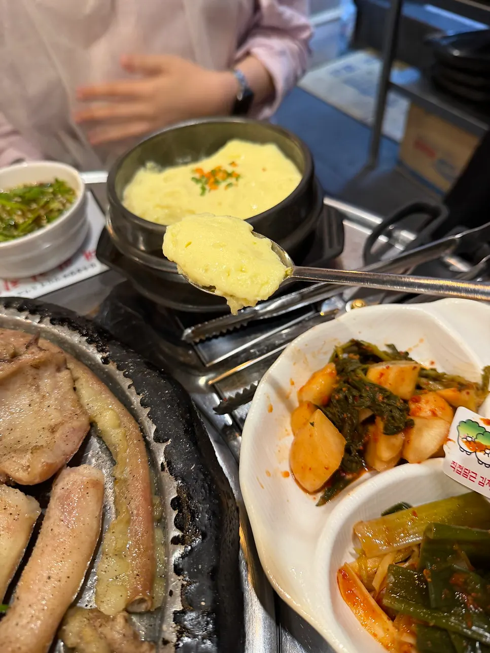 야채와 함께 철판에 구워지는 곱창 막창 대창