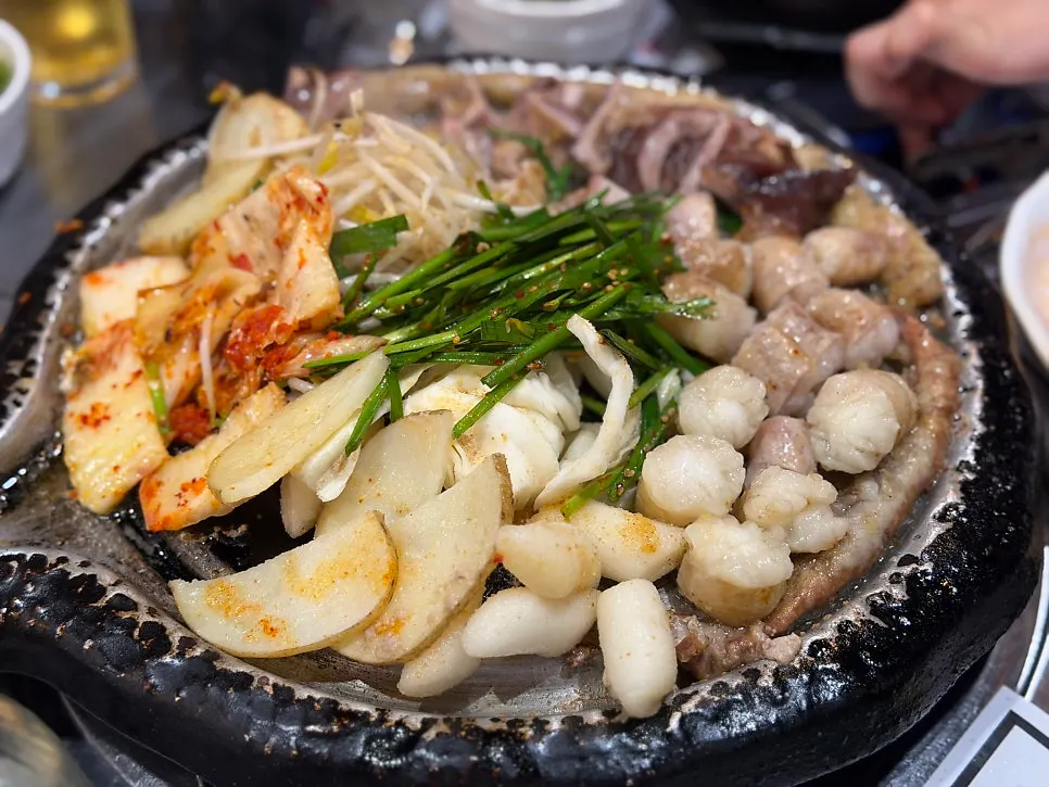 포실포실한 계란찜과 김치 상차림