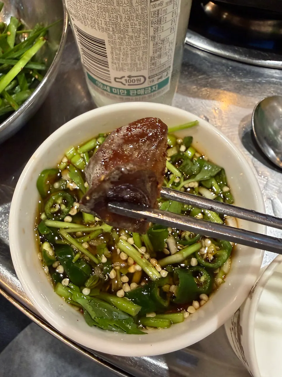 계란찜과 곱창을 함께 담은 한 접시