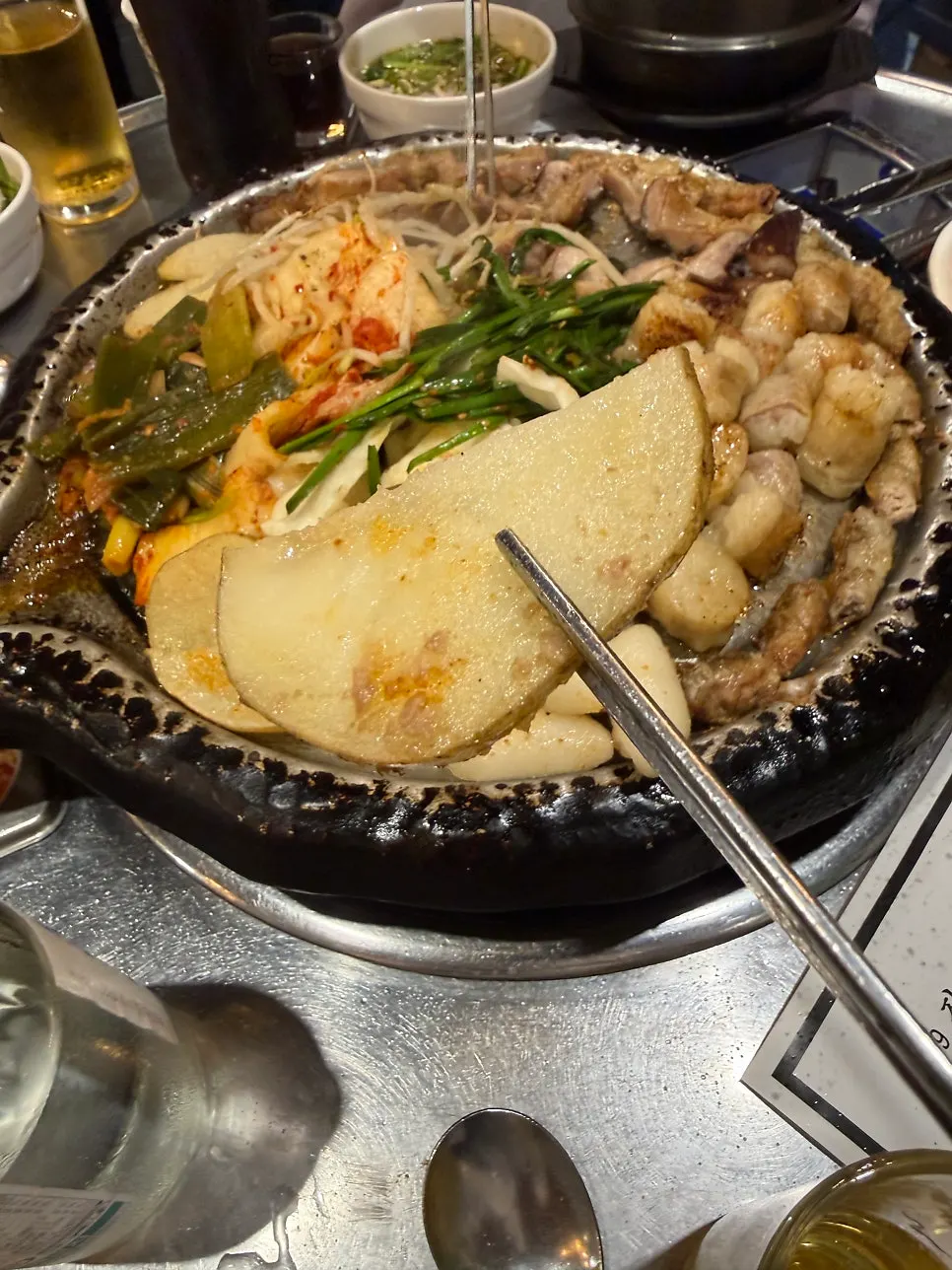 참소스에 찍어 먹는 쫄깃한 곱창