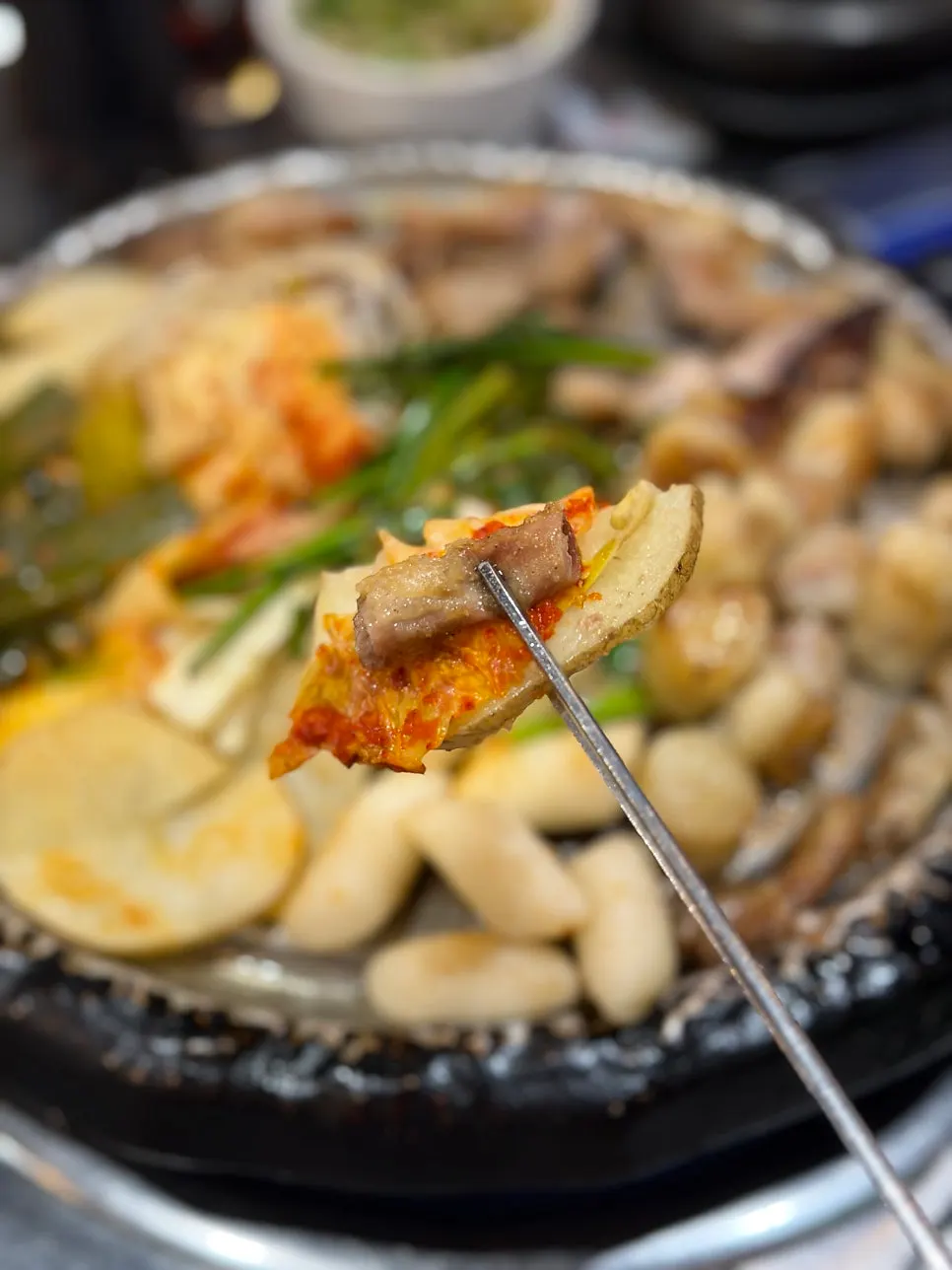 김치와 감자, 곱창을 함께 올린 한입