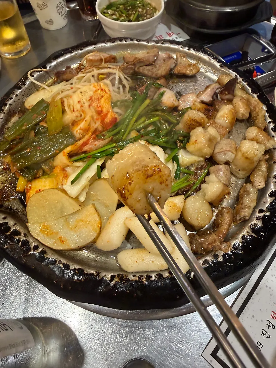 철판에서 바삭하게 구워진 대창