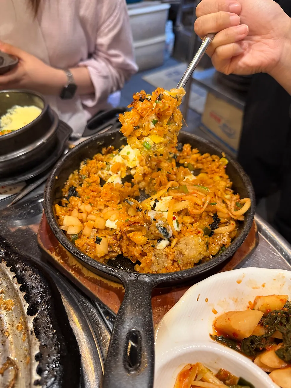 반숙 계란을 올린 마무리 양밥