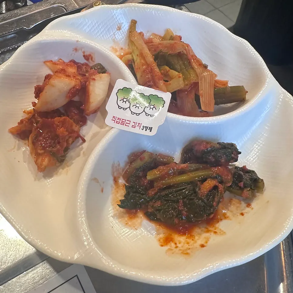 김치류와 부추가 놓인 기본 상차림