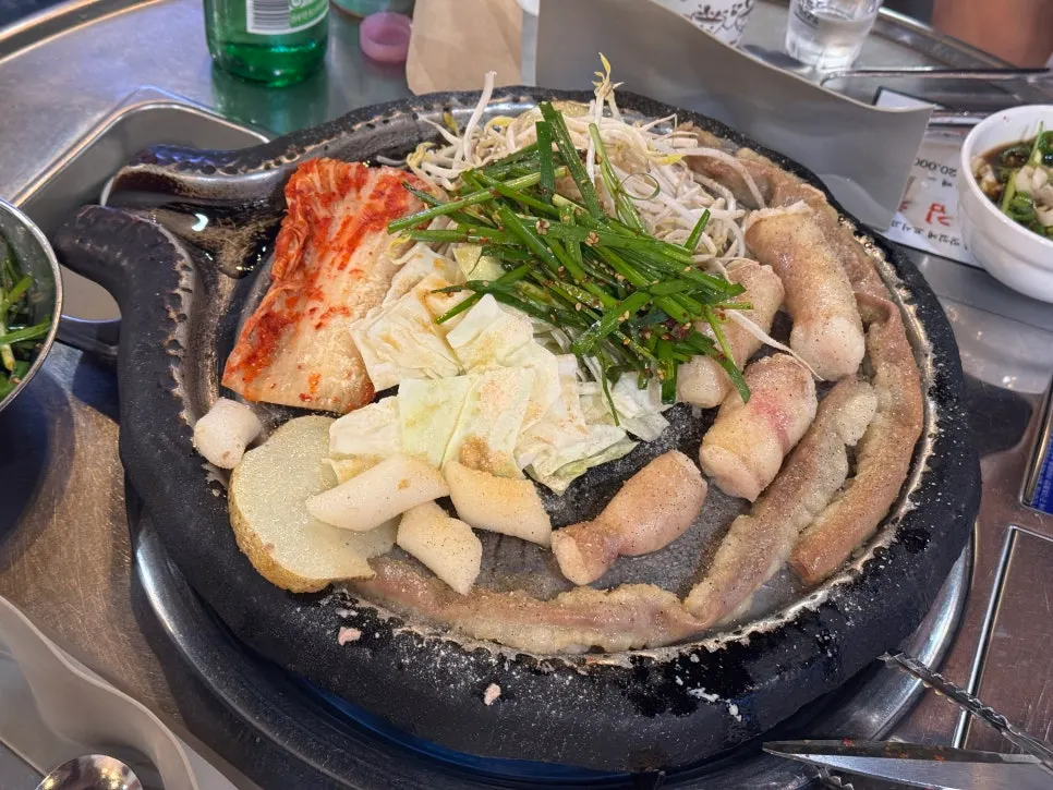 Pre-boiled beef gopchang and daechang on the hot plate