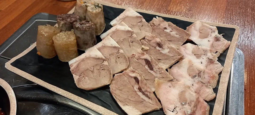 The 1-person special plate with sundae and boiled pork together