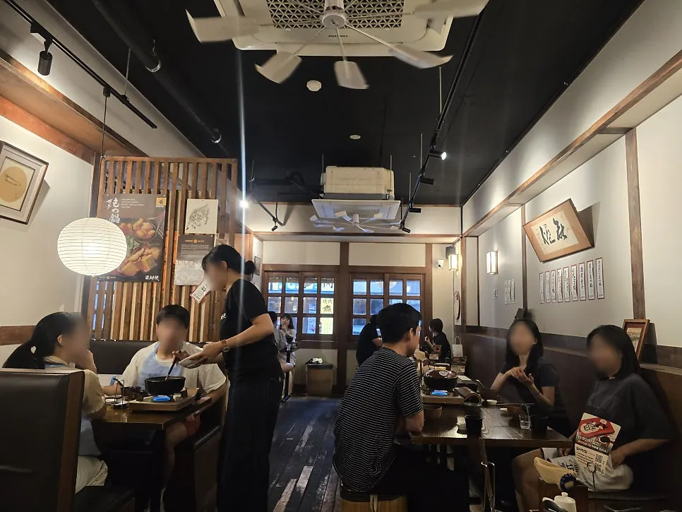 Basic side dishes served with the gopchang hot pot