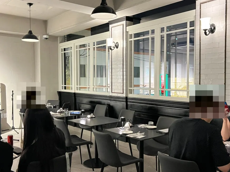 Allegro's hall with standard 2-top tables
