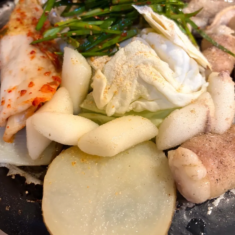 겉이 바삭하게 구워진 떡