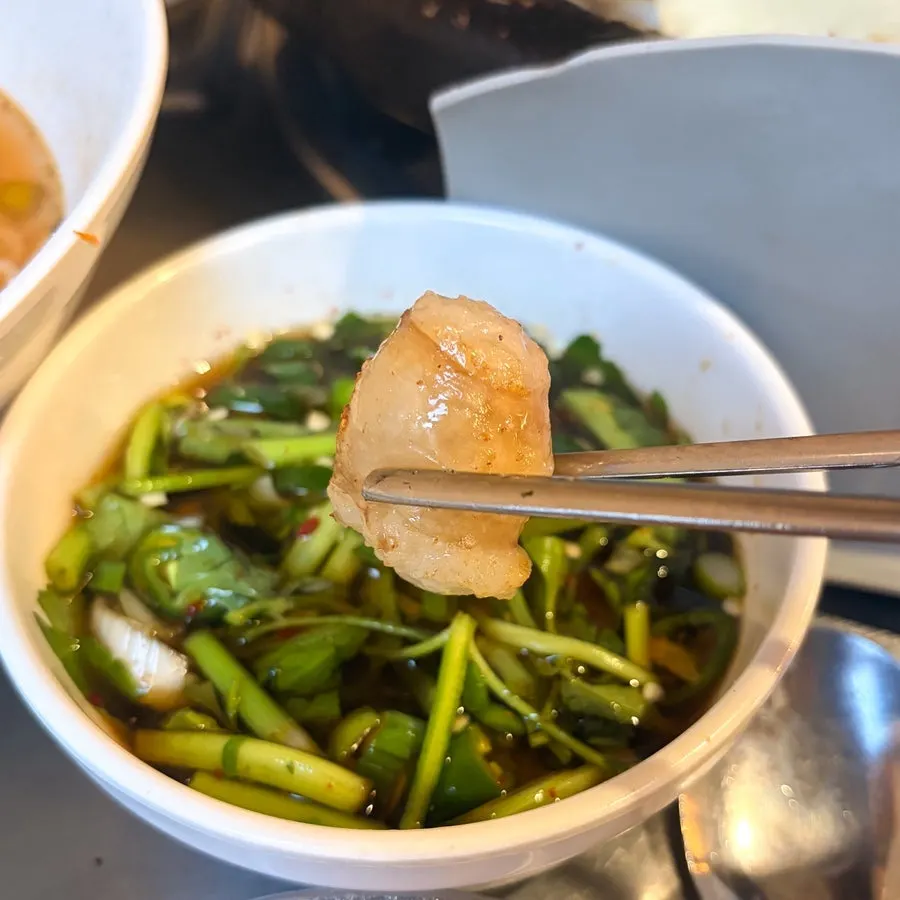 미나리 소스에 찍은 대창 한 점