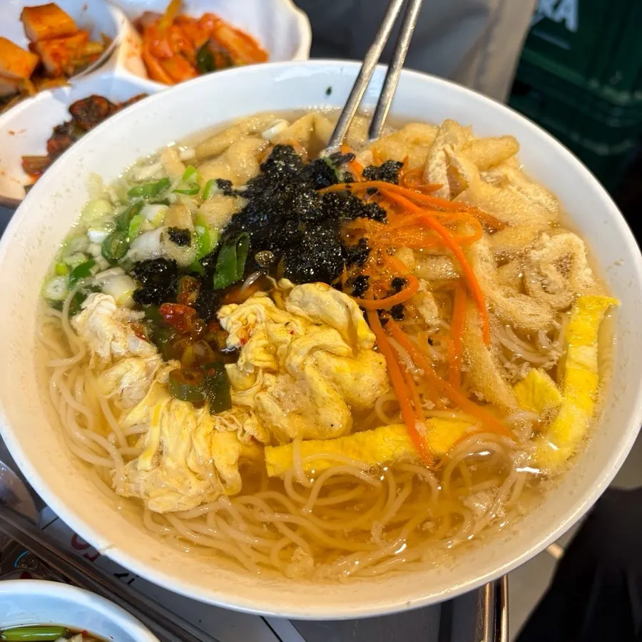 계란 지단과 유부가 올라간 멸치국수