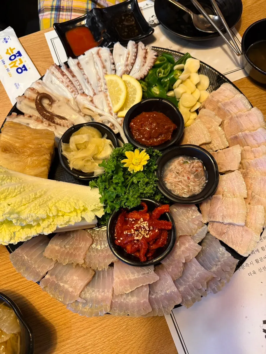 문어홍어사합 한 접시 상차림