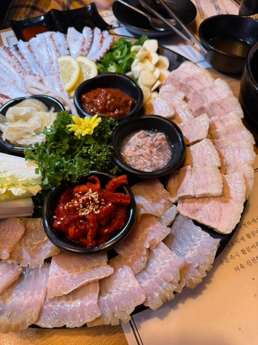 접시 가운데 넉넉히 올린 문어숙회