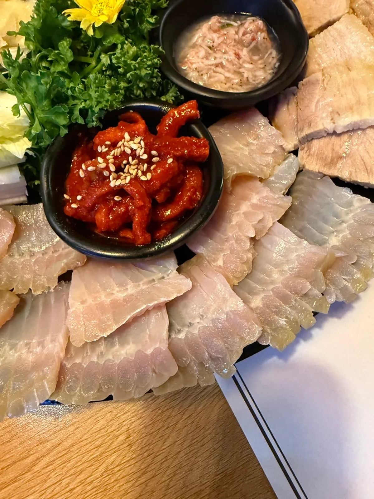 여수산 돌문어로 차린 문어홍어사합