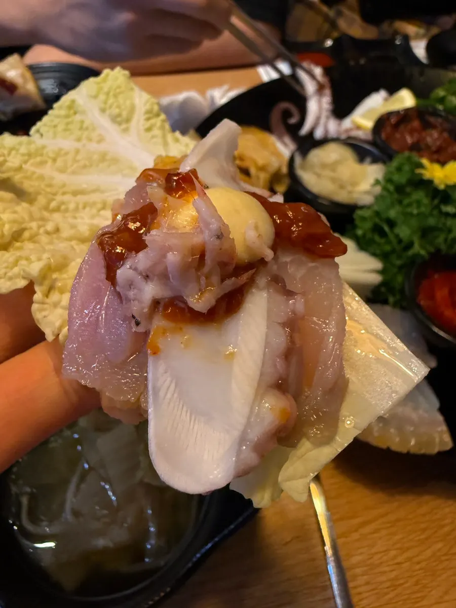 문어에 묵은지와 보쌈을 올린 한 쌈