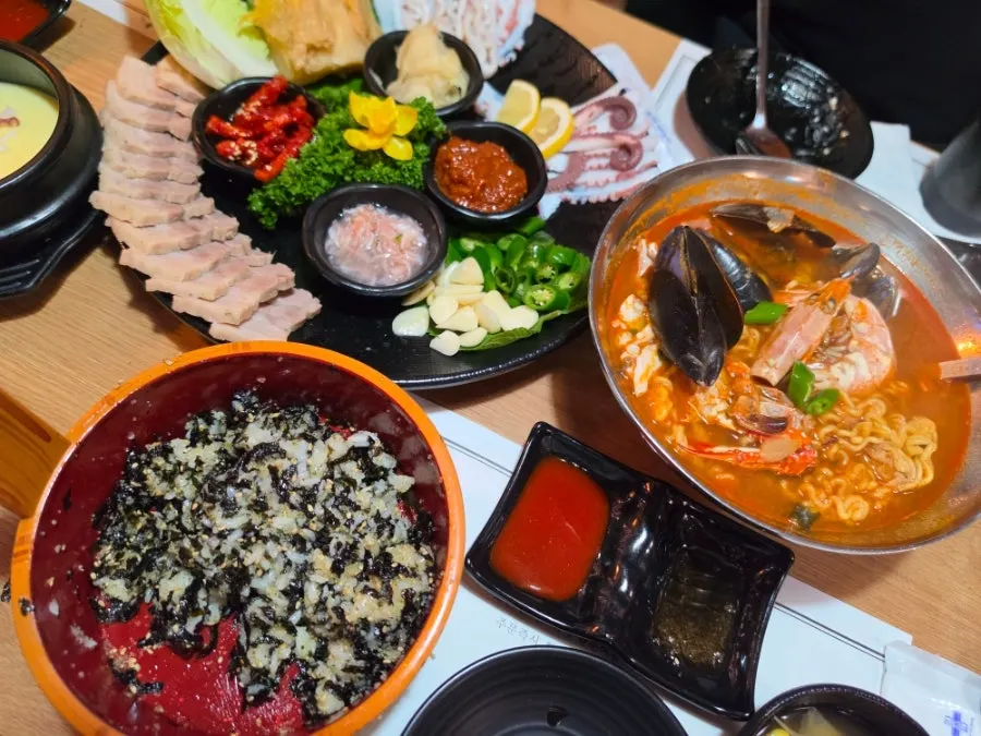 수육과 활문어가 함께 담긴 활문어보쌈삼합 상차림