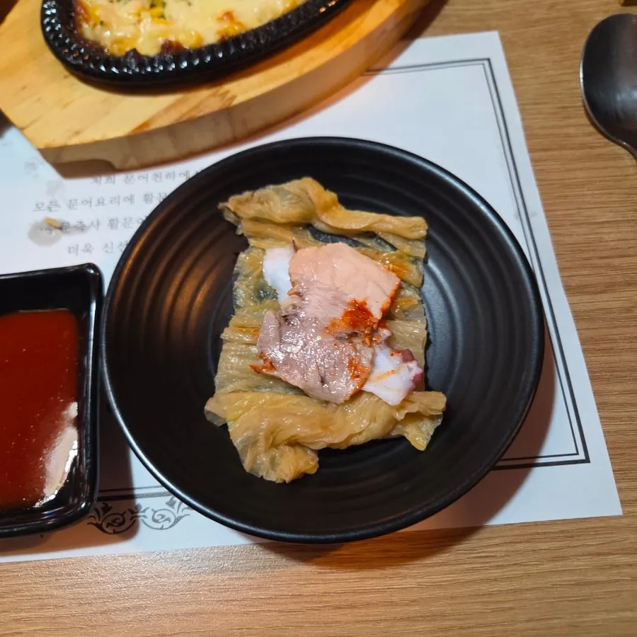 Pork belly wrap with added garlic and cheongyang chili