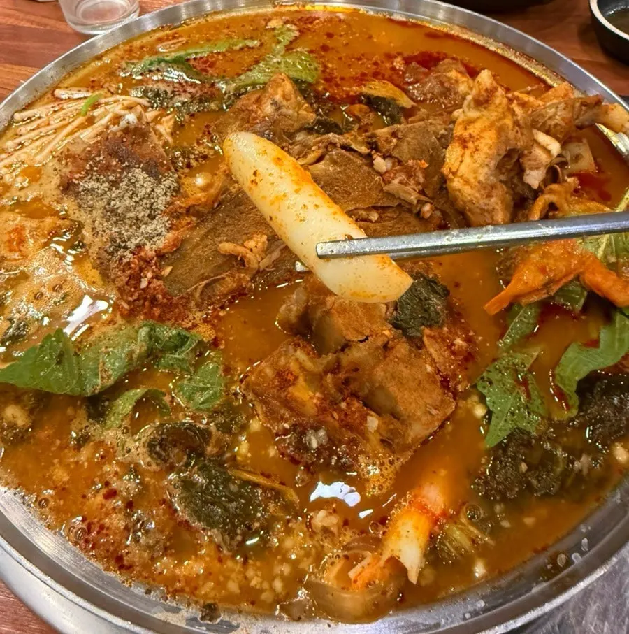 Lifting out broth-soaked Chinese glass noodles