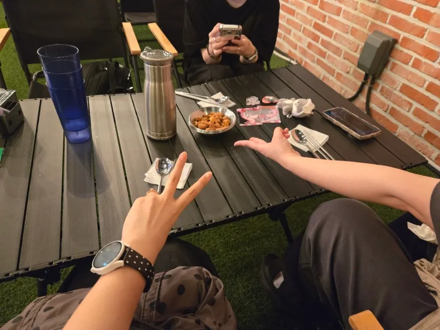 옥상 루프탑 캠핑의자와 캠핑테이블 자리