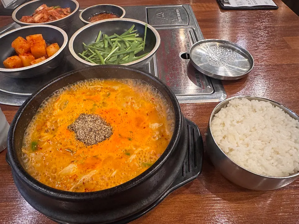 다 먹어가는 얼큰항정수육국밥 그릇