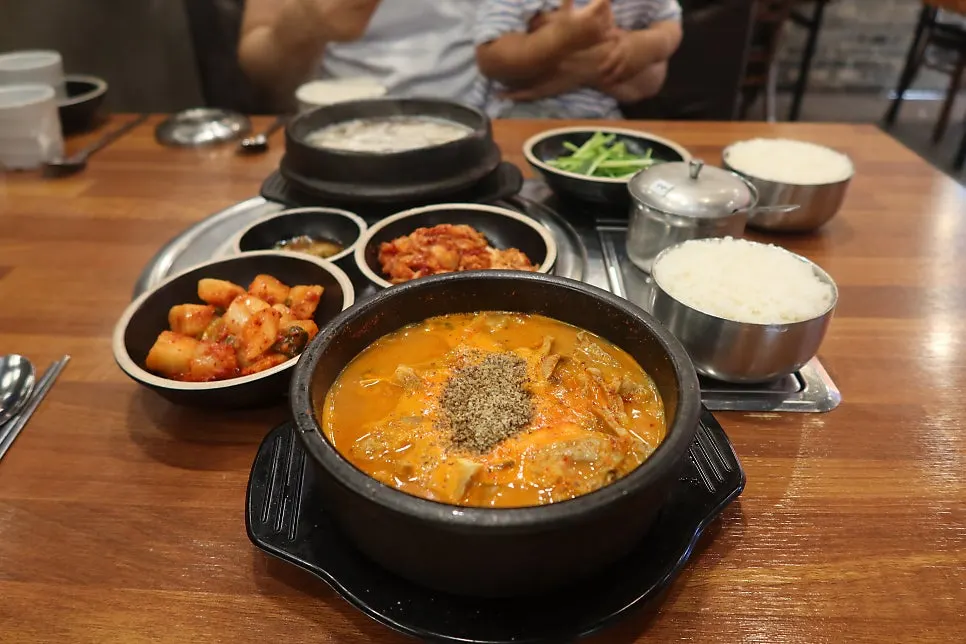 보승회관 얼큰순대국밥과 항정수육국밥 상차림
