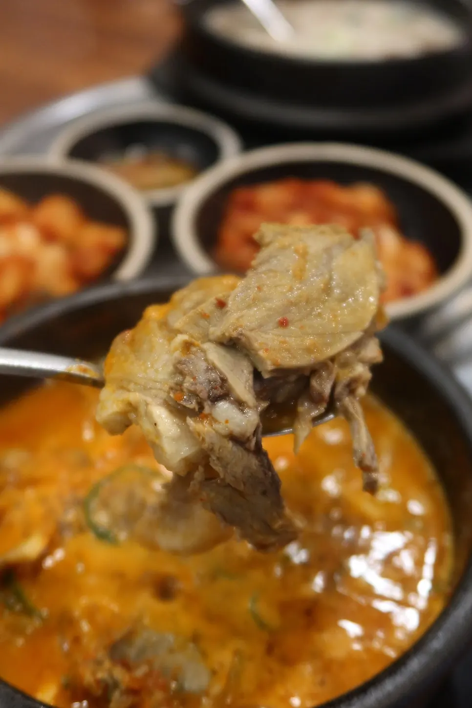 칼칼한 국물의 얼큰순대국밥 건더기