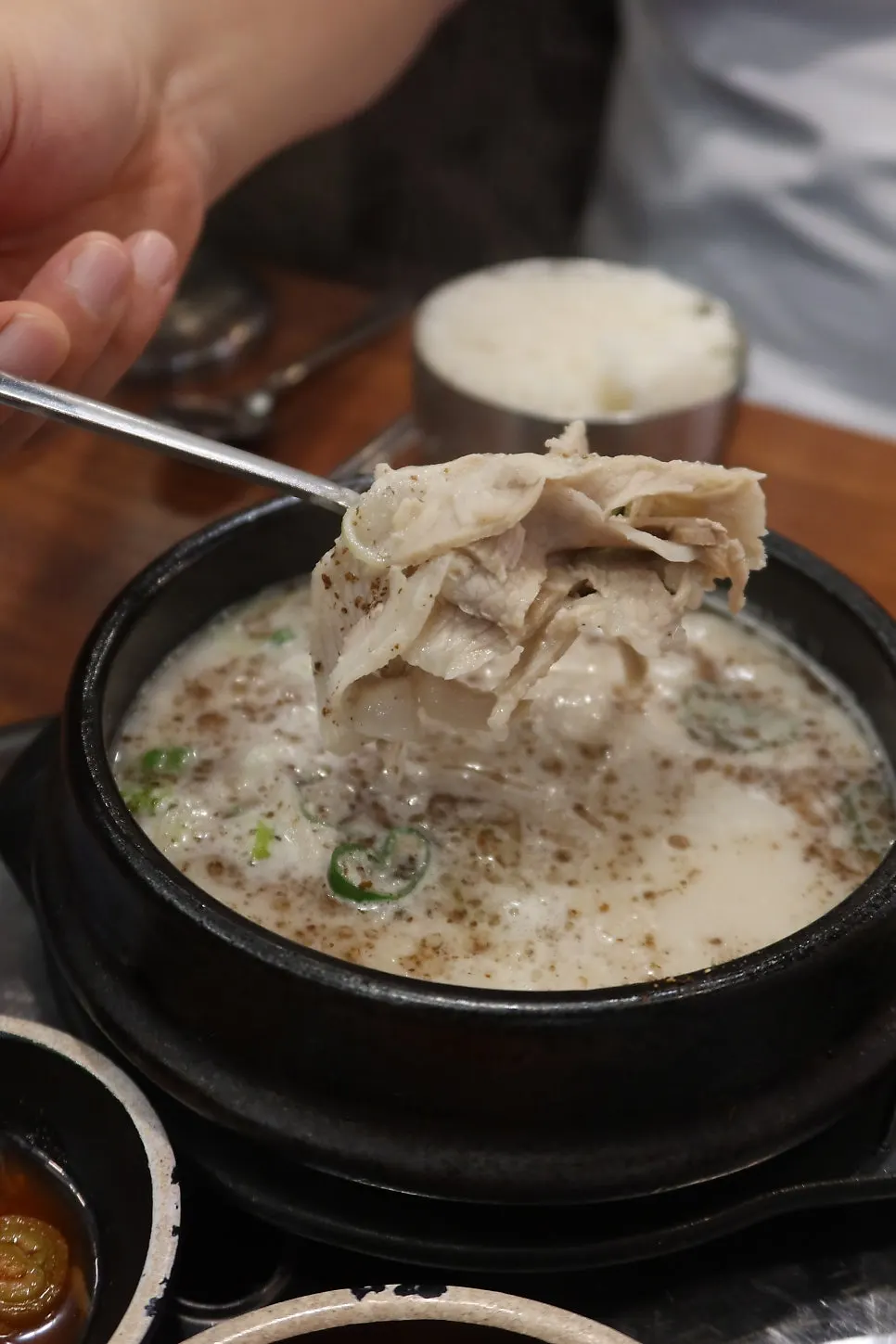 순대국밥 국물을 떠올린 숟가락